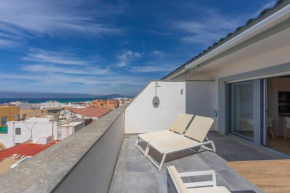 Centric modern top floor apartment with terrace, sea view and parking Top quality beds